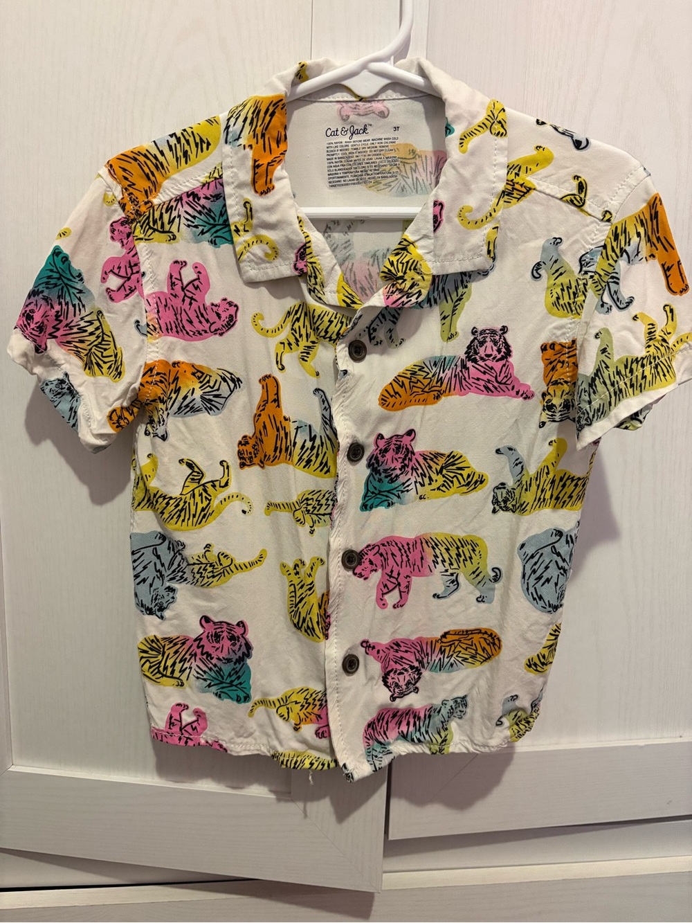 Cat & Jack White Short Sleeve Button Down Shirt with Multicolor Tiger Print